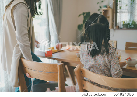 child, younger, girl 104924390