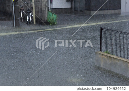 被大雨淹沒的小鎮風景 104924632
