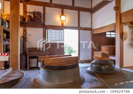 A kitchen stove in a farmhouse in a ring in the Kiso Sansen Park Center in Kaizu City, Gifu Prefecture 104924786