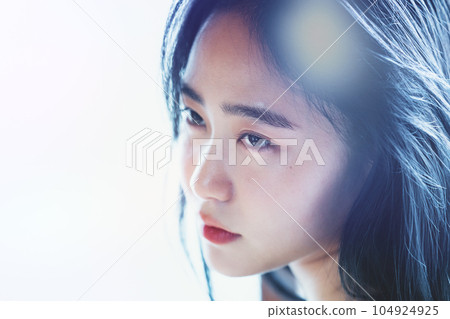 Close-up of a fashionable young woman Close-up of a fashionable young woman 104924925