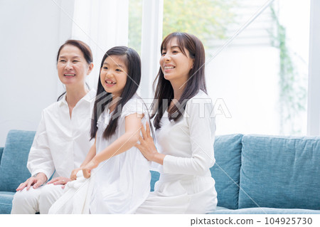 A smiling family (female only) A smiling family (female only) 104925730
