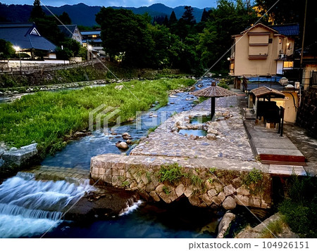 Okutsu Onsen in the twilight, a foot washing place on the banks of the Yoshii River, Kagamino-cho, Tomata-gun, Okayama Prefecture 104926151