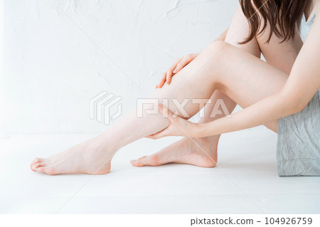 Leg skin care massage Leg skin care massage 104926759