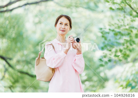 中年女孩旅遊 女孩旅行圖 104926816