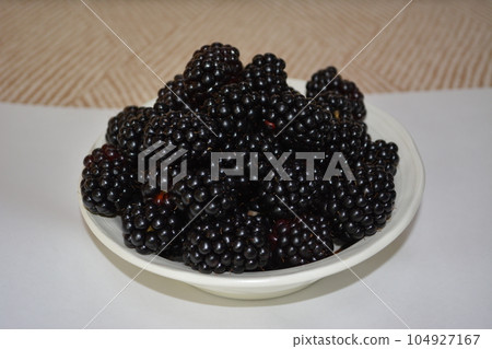 新鮮採摘的黑莓放入碗中 新鮮採摘的黑莓放入碗中 104927167