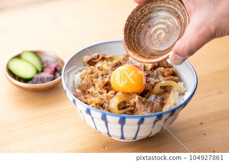 微波爐裡的牛肉碗下巴!經濟實惠的冷凍牛肉蓋飯(紅姜)牛丼蓋飯 Donburi 微波爐裡的牛肉碗下巴!經濟實惠的冷凍牛肉蓋飯(紅姜)牛丼蓋飯 Donburi 104927861