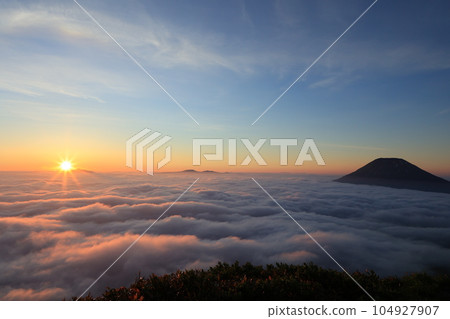 新雪谷安努普利山頂的日出 104927907