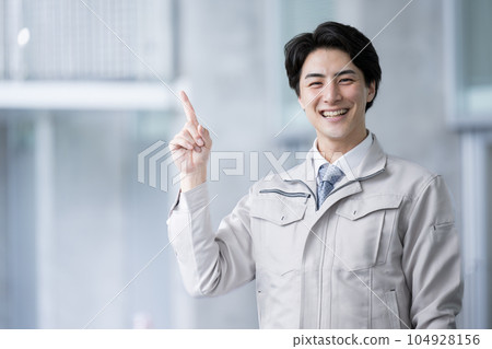 穿著工作服的帥哥指點、介紹、引導 104928156
