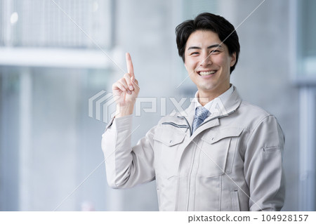 穿著工作服的帥哥指點、介紹、引導 104928157