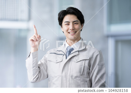 穿著工作服的帥哥指點、介紹、引導 104928158