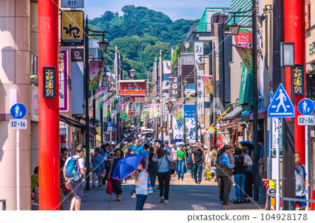 電暈後的日本鎌倉城市景觀......繁華的小町街景觀 104928178