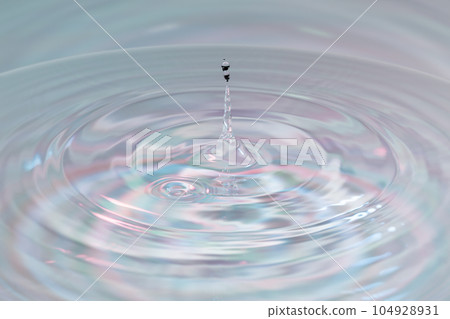 水滴落在水面上。 104928931