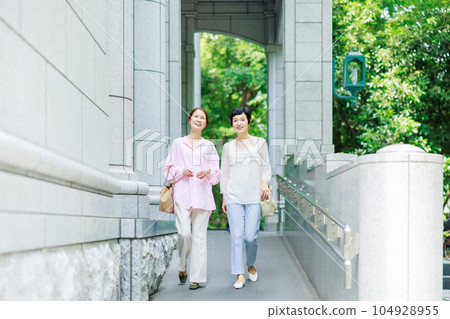 中年女孩旅遊 女孩旅行圖 104928955