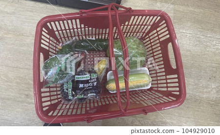超市購物籃裡的蔬菜 超市購物籃裡的蔬菜 104929010