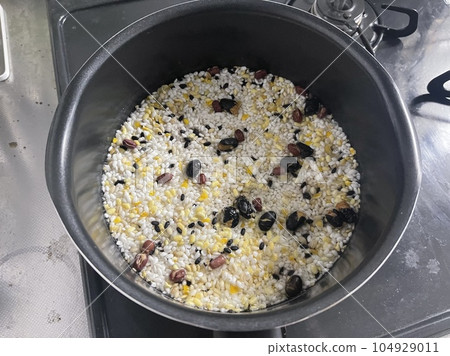 雜糧飯在鍋裡煮 雜糧飯在鍋裡煮 104929011