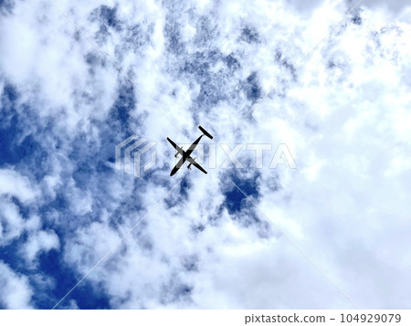 飛機飛向天空 飛機飛向天空 104929079