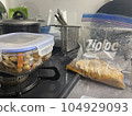 在廚房做飯 104929093