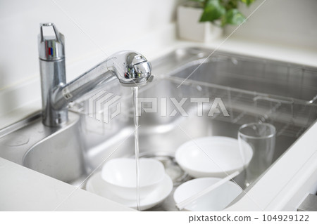 水費上漲等的圖像。乾淨、閃亮的廚房水槽 水費上漲等的圖像。乾淨、閃亮的廚房水槽 104929122