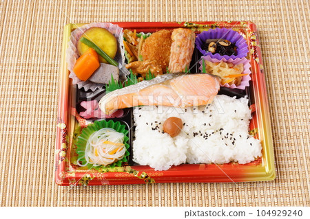 Delicious Japanese-style makunouchi bento 104929240