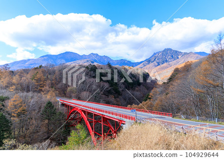 "Yamanashi Prefecture" Higashizawa Ohashi Bridge and Mt. Yatsugatake dyed in autumn leaves Hokuto 104929644