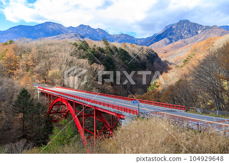 「山梨縣」東澤大橋和八嶽山染紅葉北斗 「山梨縣」東澤大橋和八嶽山染紅葉北斗 104929648