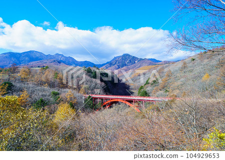 "Yamanashi Prefecture" Higashizawa Ohashi Bridge and Mt. Yatsugatake dyed in autumn leaves Hokuto "Yamanashi Prefecture" Higashizawa Ohashi Bridge and Mt. Yatsugatake dyed in autumn leaves Hokuto 104929653