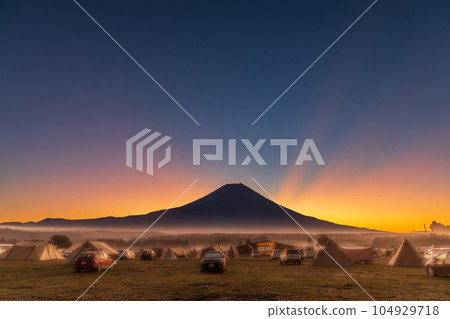 從“靜岡縣”露營地看到的日出和富士山 從“靜岡縣”露營地看到的日出和富士山 104929718