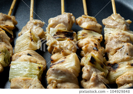 在煎鍋中重新加熱烤雞肉串的烹飪場景。 104929848