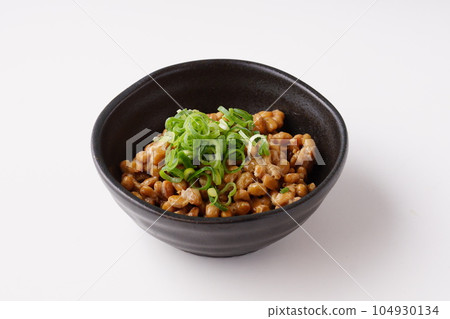 納豆放入一個小盤子裡 納豆放入一個小盤子裡 104930134