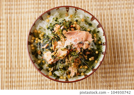 三文魚茶泡飯日本料理 三文魚茶泡飯日本料理 104930742