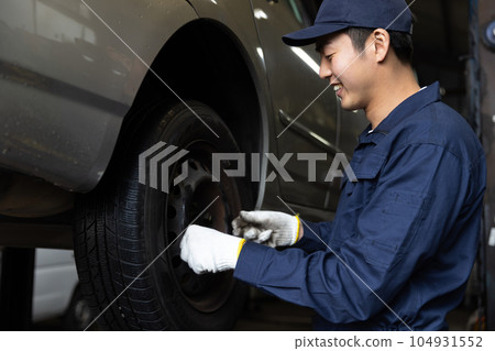 維修汽車的機械師 104931552