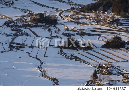 連接梯田的遺產三河內、美津子山的景色、雪景、傍晚 連接梯田的遺產三河內、美津子山的景色、雪景、傍晚 104931887