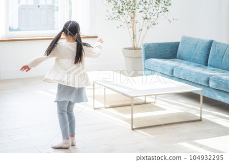 Child in the living room 104932295