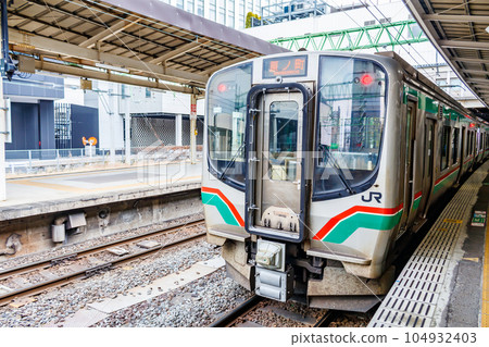 [Urban landscape of Miyagi] Joban Line train stopping at Sendai Station 104932403