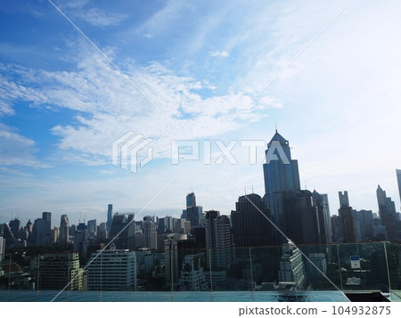 泰國曼谷，屋頂泳池的城市景觀 104932875