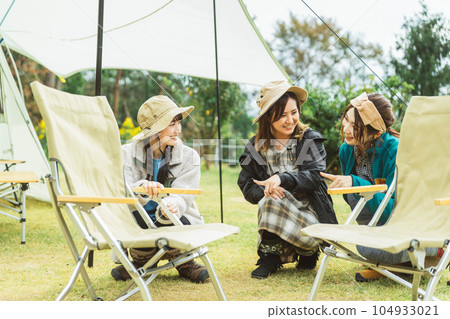 女露營者組裝和整理露營椅 104933021
