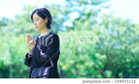 穿著喪服雙手合十的女人 104933118