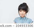 白色背景 AI 生成圖像上穿著休閒服的年輕女子的插圖 104933306