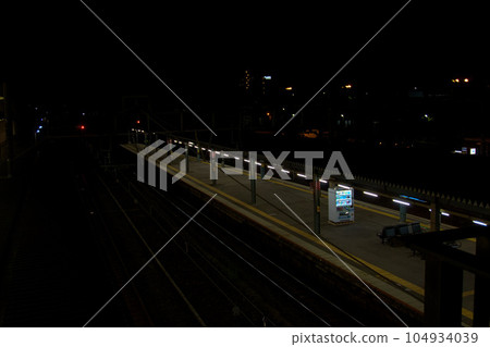 車站月台延伸至暮色中 104934039