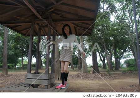 高大美女森林漫步伸展 高大美女森林漫步伸展 104935809