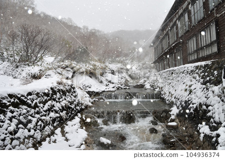 白雪皚皚的酸湯溫泉 白雪皚皚的酸湯溫泉 104936374