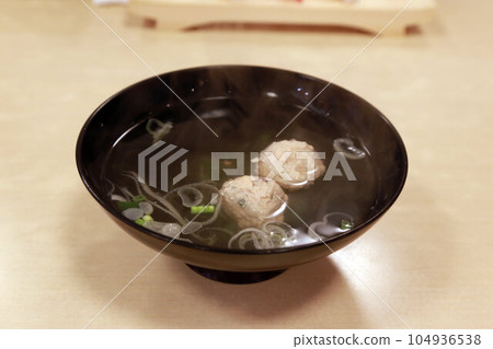 壽司店供應的用自製的tsumire湯製成的湯 104936538