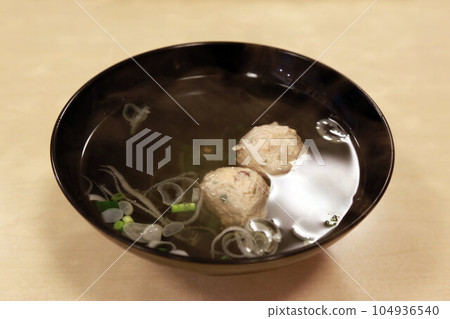 壽司店供應的用自製的tsumire湯製成的湯 壽司店供應的用自製的tsumire湯製成的湯 104936540