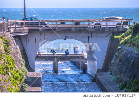 The cityscape of Kamakura, Japan.The Yukiai River flows beside Shichirigahama Station on the Enoshima Electric Railway. It is also a hidden popular spot 104937134