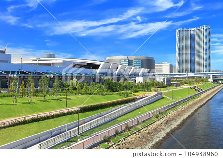 [Tokyo] Toyosu Market under sunny weather (Central Wholesale Market) 104938960