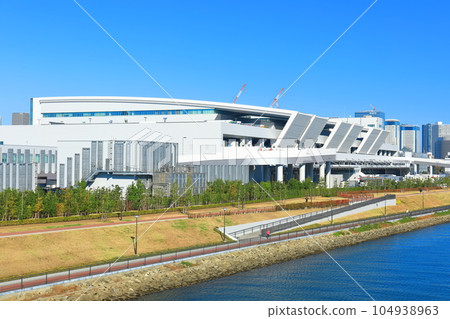 [Tokyo] Toyosu Market under sunny weather (Central Wholesale Market) 104938963