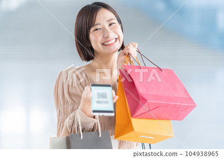 使用智能手機付款購物的年輕女性 104938965