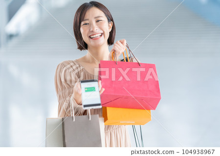 使用智能手機付款購物的年輕女性 104938967
