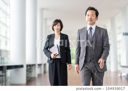 中年商人和婦女在辦公室開會 104939017