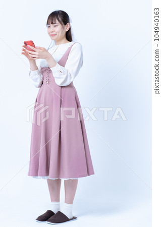 使用智能手機的一個少婦 104940163